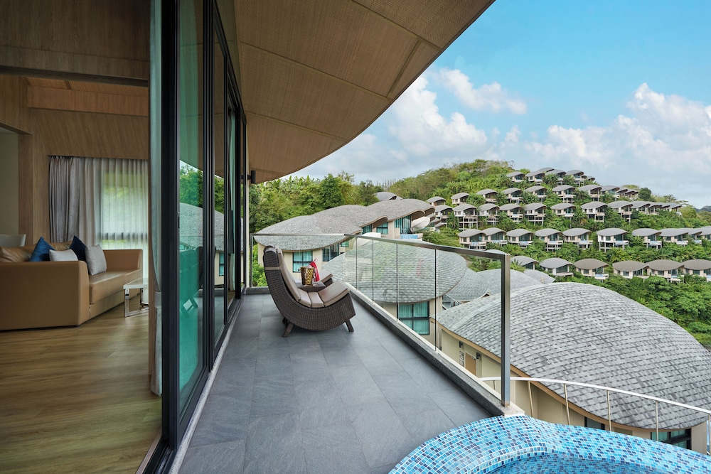 Patong Bay Hill Resort — Hotel building in Patong Beach, Phuket Province