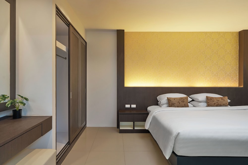 Patong Bay Hill Resort — Hotel rooms in Patong Beach, Phuket Province