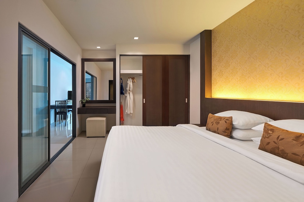 Patong Bay Hill Resort — Hotel rooms in Patong Beach, Phuket Province