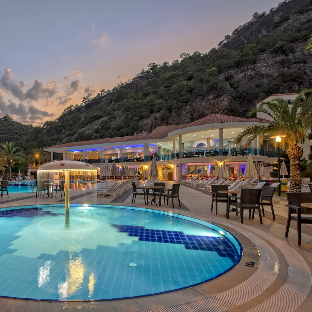 Montebello Resort & Spa – All Inclusive — Swimming pool in Fethiye, Mugla