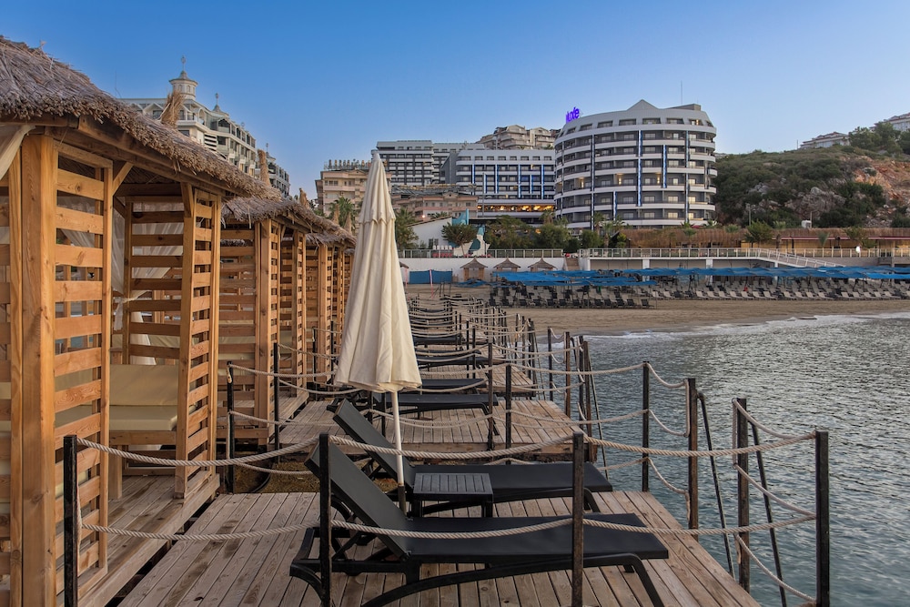 NoxInn Deluxe Hotel - All inclusive — Beach in Alanya