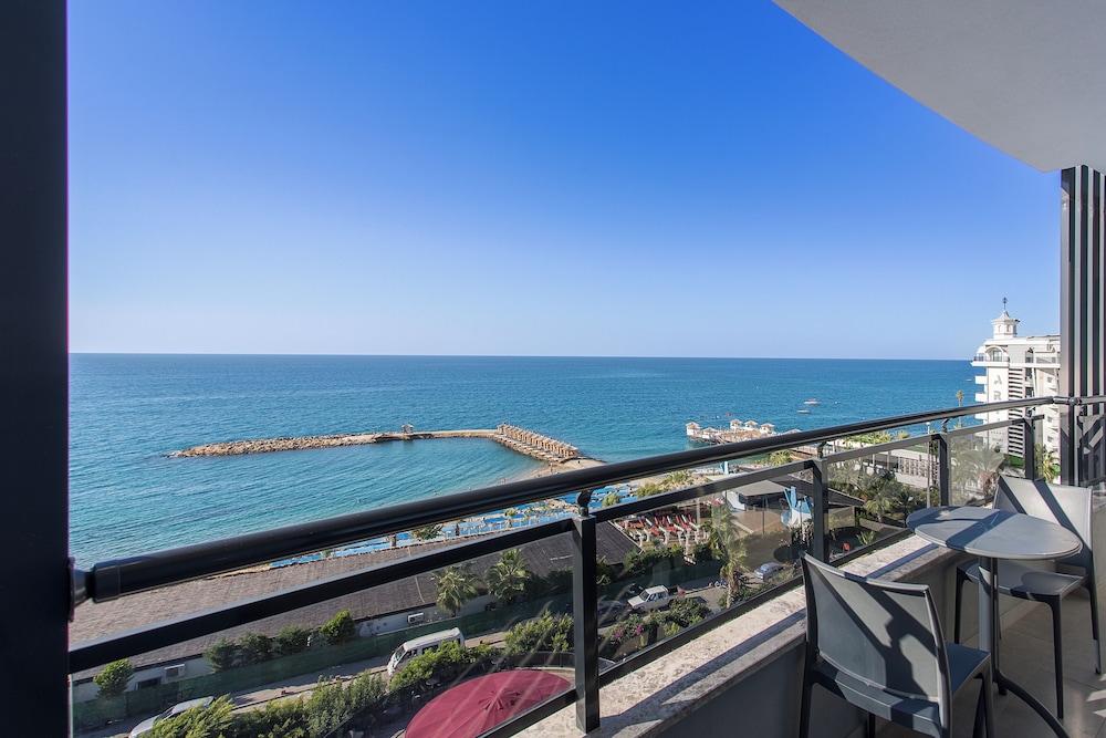 NoxInn Deluxe Hotel - All inclusive — Beach in Alanya