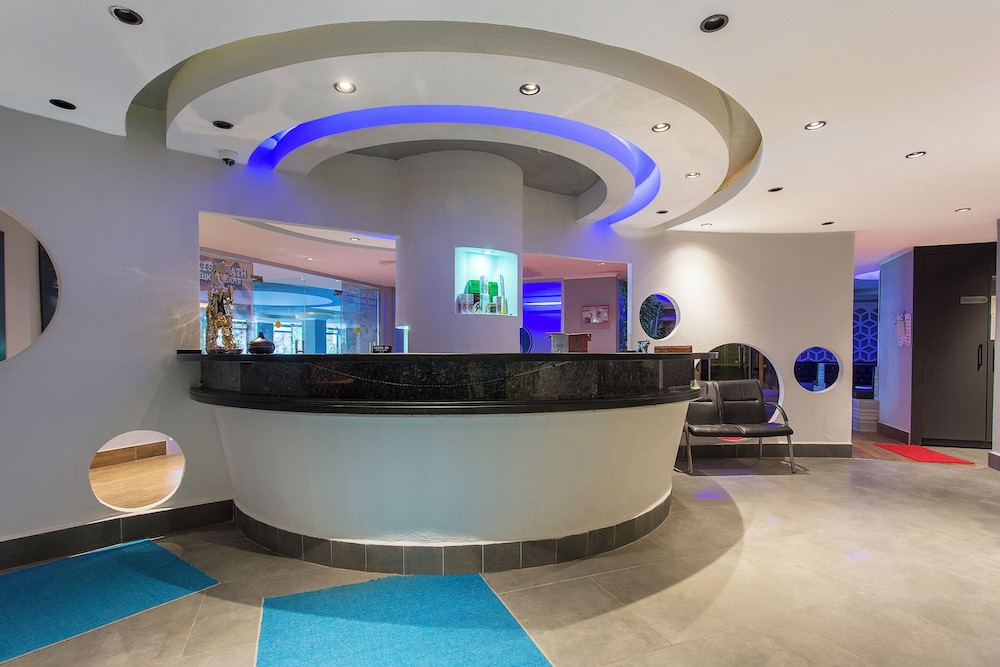 NoxInn Deluxe Hotel - All inclusive — Hotel building in Alanya