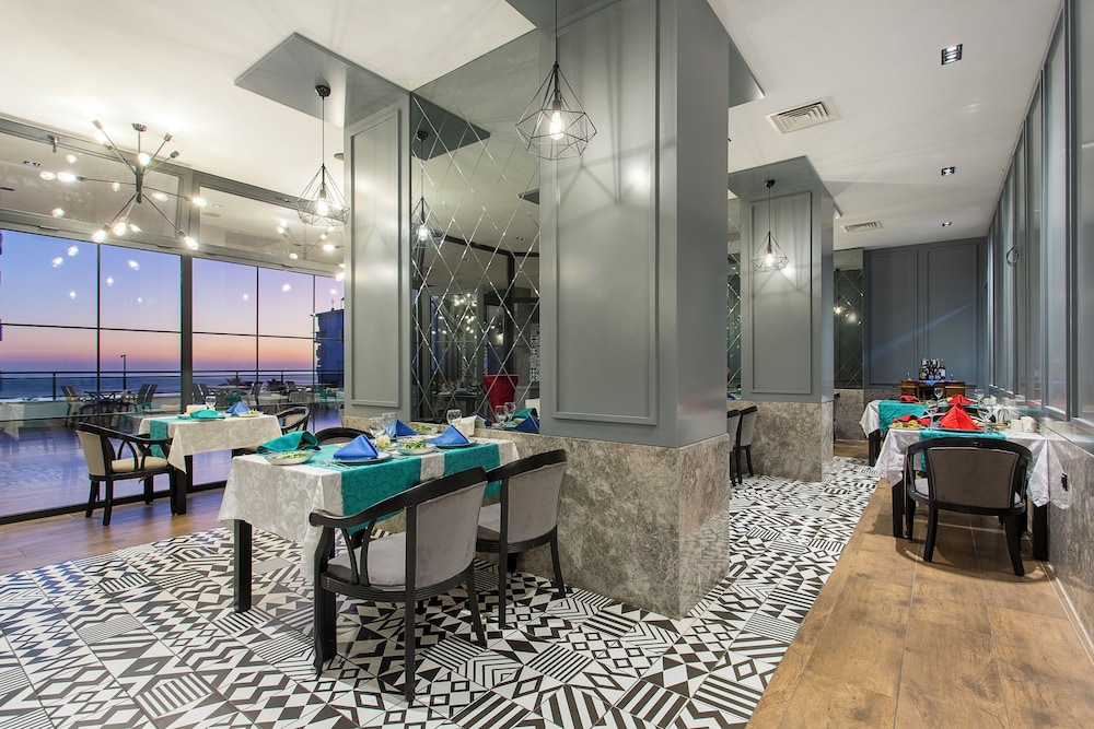 NoxInn Deluxe Hotel - All inclusive — Restaurant & bars in Alanya