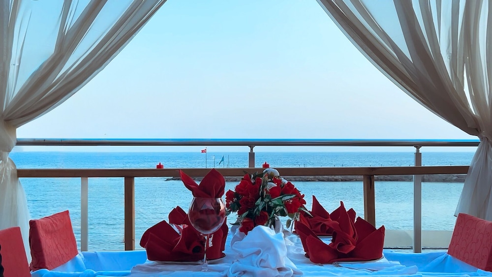 NoxInn Deluxe Hotel - All inclusive — Restaurant & bars in Alanya