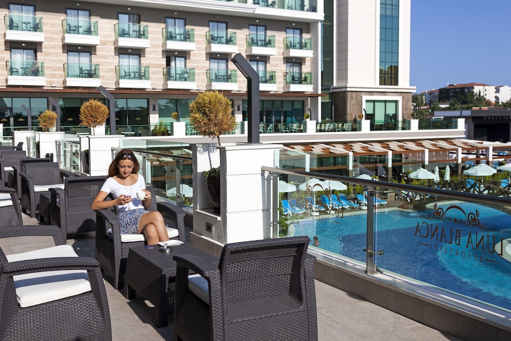 Luna Blanca Resort & Spa - All Inclusive — Swimming pool in Side