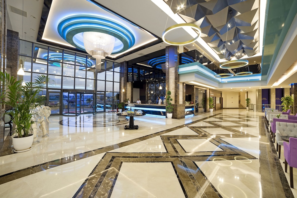 Luna Blanca Resort & Spa - All Inclusive — Hotel building in Side