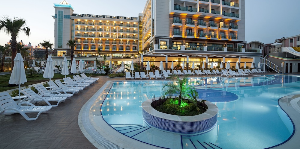 Luna Blanca Resort & Spa - All Inclusive — Hotel building in Side