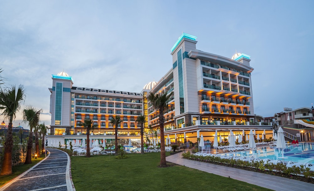 Luna Blanca Resort & Spa - All Inclusive — Hotel building in Side