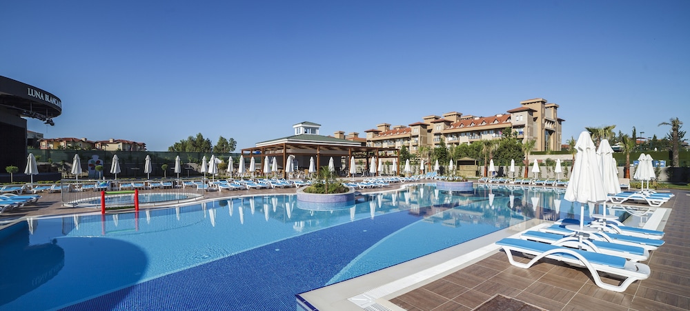 Luna Blanca Resort & Spa - All Inclusive — Swimming pool in Side