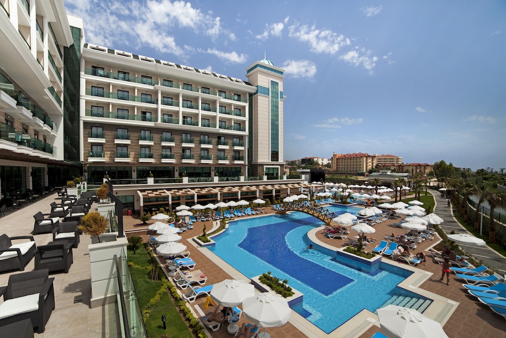 Luna Blanca Resort & Spa - All Inclusive — Swimming pool in Side