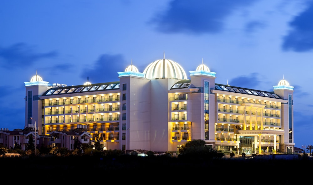 Luna Blanca Resort & Spa - All Inclusive — Hotel building in Side