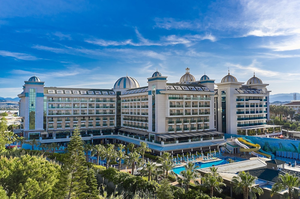 Luna Blanca Resort & Spa - All Inclusive — Hotel building in Side