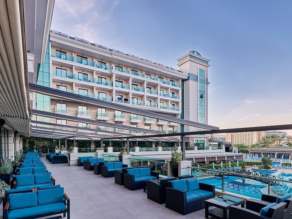 Luna Blanca Resort & Spa - All Inclusive — Hotel building in Side