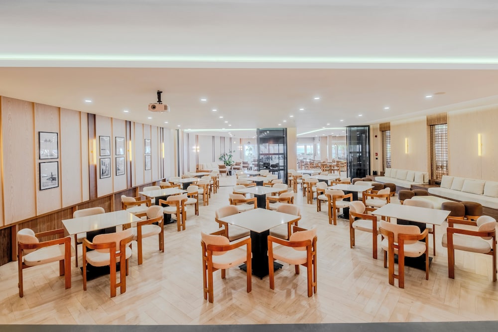 Iz Flower Side Beach Hotel - All Inclusive — Restaurant & bars in Side