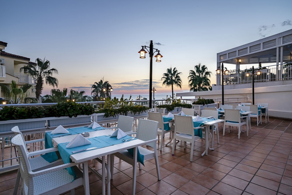 Iz Flower Side Beach Hotel - All Inclusive — Restaurant & bars in Side