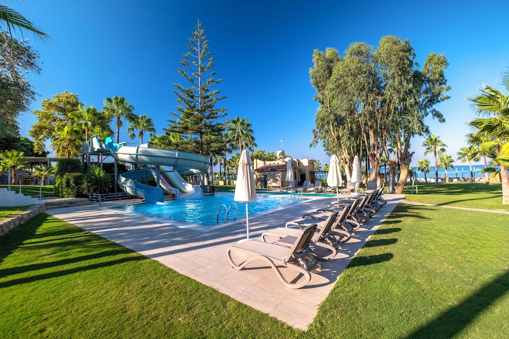 Iz Flower Side Beach Hotel - All Inclusive — Swimming pool in Side