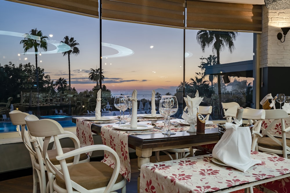 Iz Flower Side Beach Hotel - All Inclusive — Restaurant & bars in Side