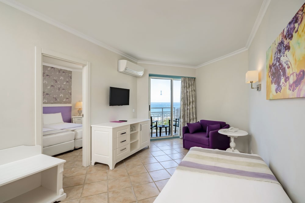 Iz Flower Side Beach Hotel - All Inclusive — Hotel rooms in Side