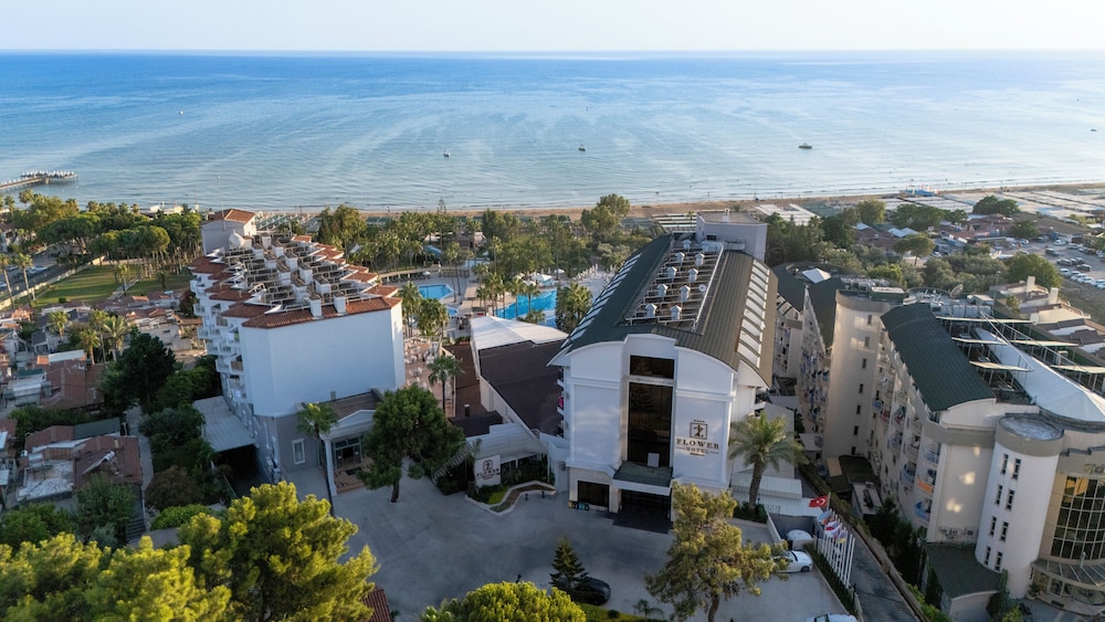 Iz Flower Side Beach Hotel - All Inclusive — Hotel building in Side