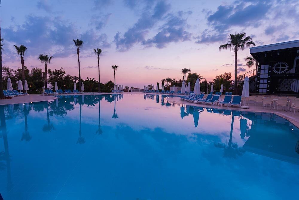 Iz Flower Side Beach Hotel - All Inclusive — Swimming pool in Side