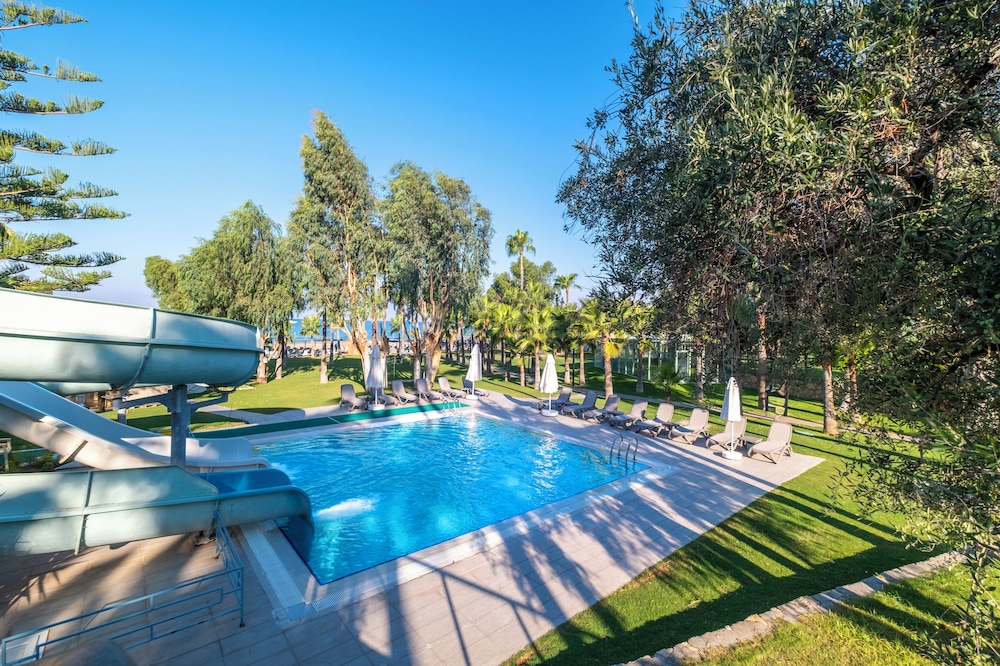 Iz Flower Side Beach Hotel - All Inclusive — Swimming pool in Side