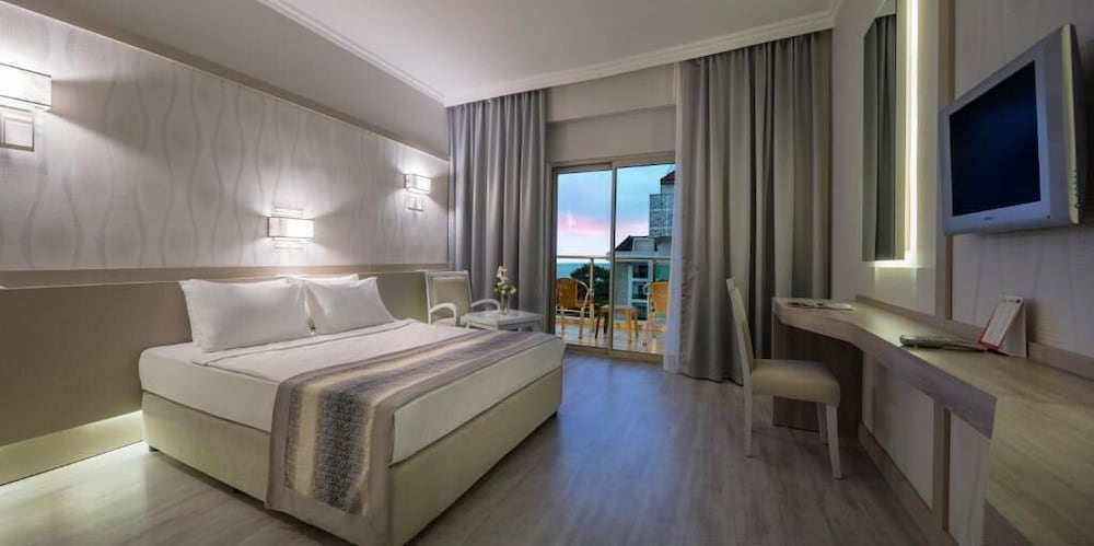 Grand Ring Hotel — Hotel rooms in Kemer