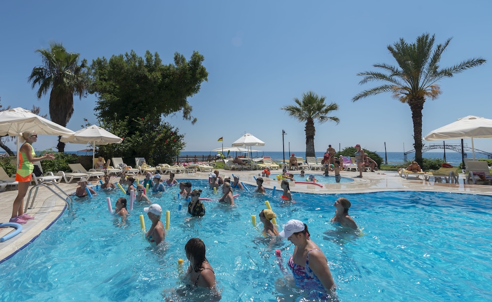 Grand Ring Hotel — Swimming pool in Kemer