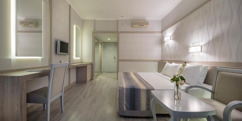 Grand Ring Hotel — Hotel rooms in Kemer