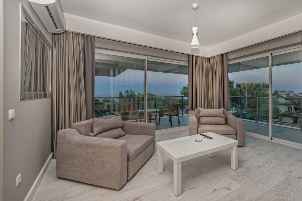 Grand Ring Hotel — Hotel rooms in Kemer