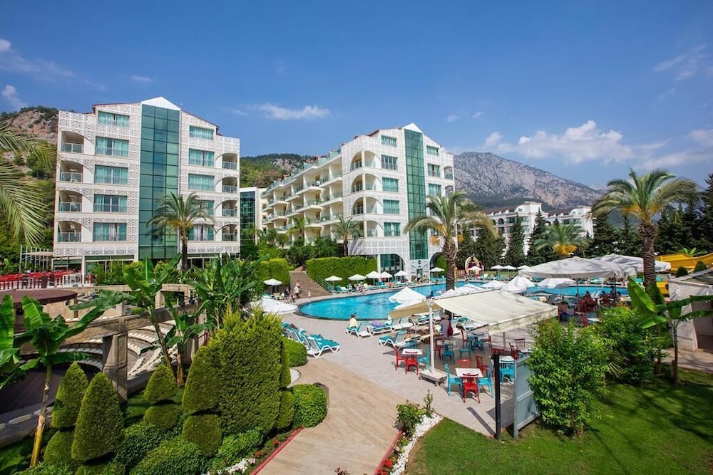 Grand Ring Hotel — Swimming pool in Kemer