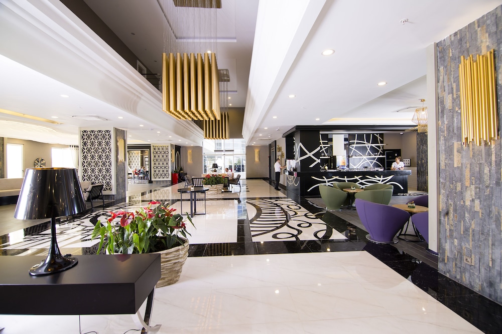 Port River Hotel - All Inclusive — Hotel building in Side