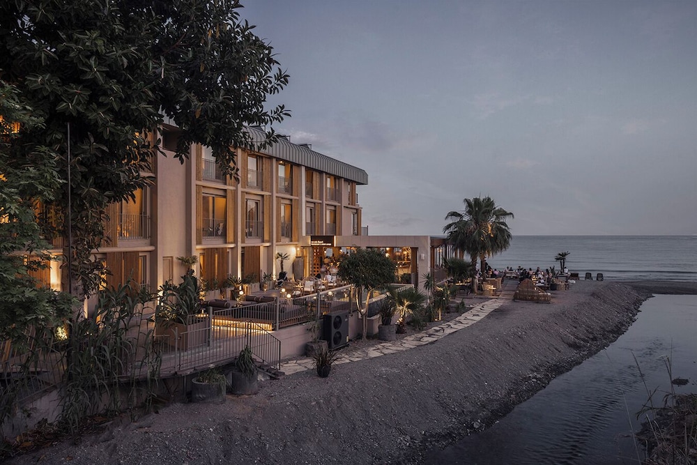 En Vie Beach Boutique Hotel - Adult Only — Hotel building in Alanya