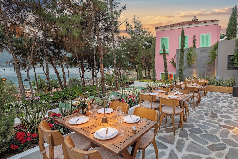 Titanic Luxury Collection Bodrum - All inclusive — Restaurant & bars in Milas, Mugla