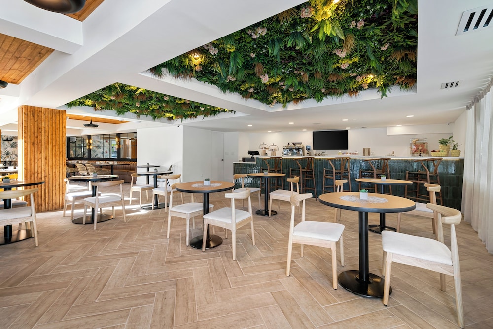 The Garden Hotel & Resort — Restaurant & bars in Fort Lauderdale, Florida