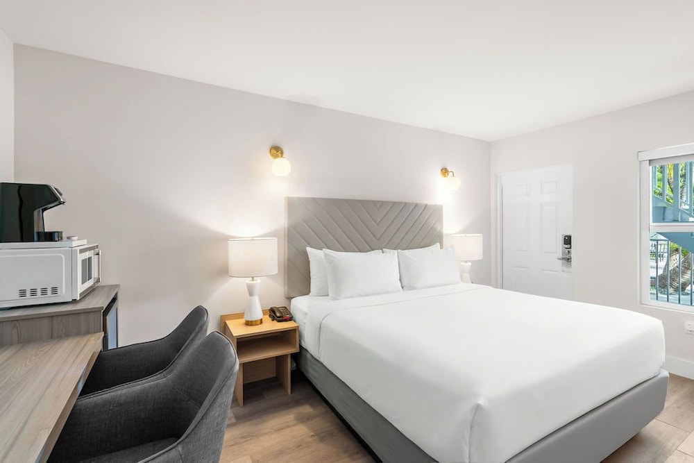 The Garden Hotel & Resort — Hotel rooms in Fort Lauderdale, Florida
