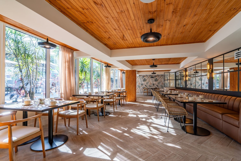 The Garden Hotel & Resort — Restaurant & bars in Fort Lauderdale, Florida