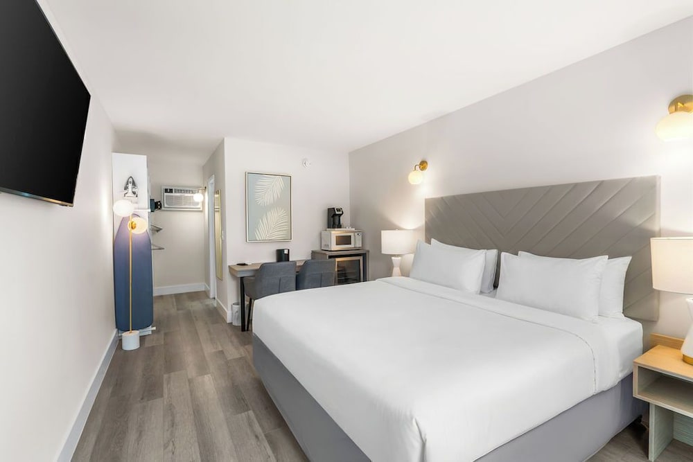 The Garden Hotel & Resort — Hotel rooms in Fort Lauderdale, Florida