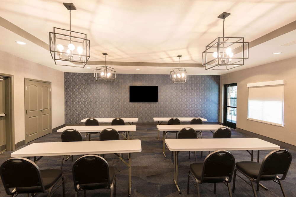 La Quinta Inn & Suites by Wyndham Las Vegas Airport South — Hotel building in Las Vegas, Nevada