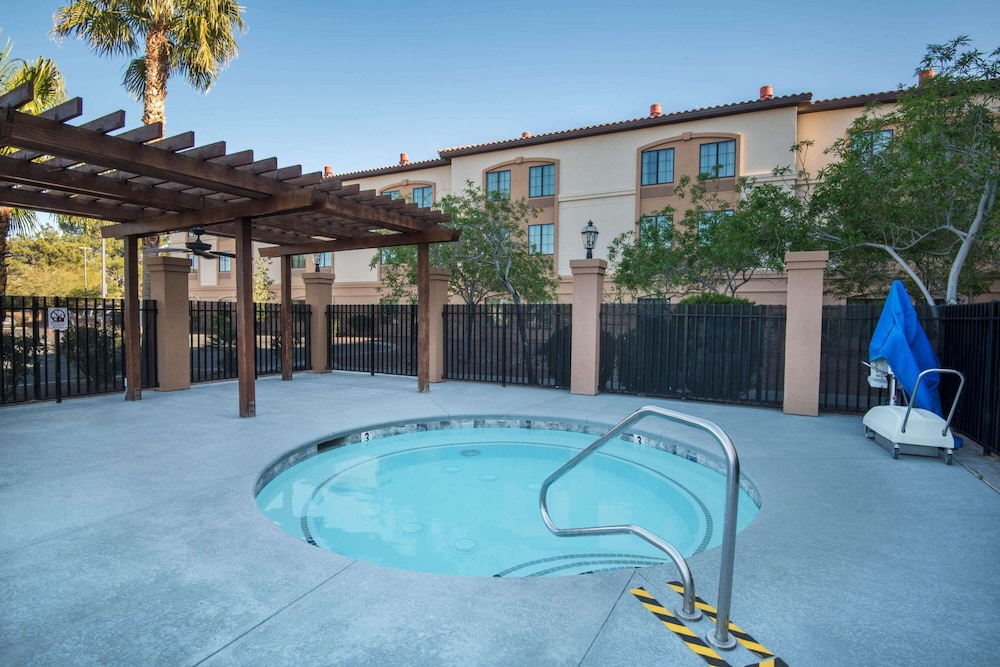 La Quinta Inn & Suites by Wyndham Las Vegas Airport South — Swimming pool in Las Vegas, Nevada