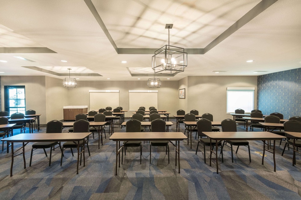 La Quinta Inn & Suites by Wyndham Las Vegas Airport South — Hotel building in Las Vegas, Nevada