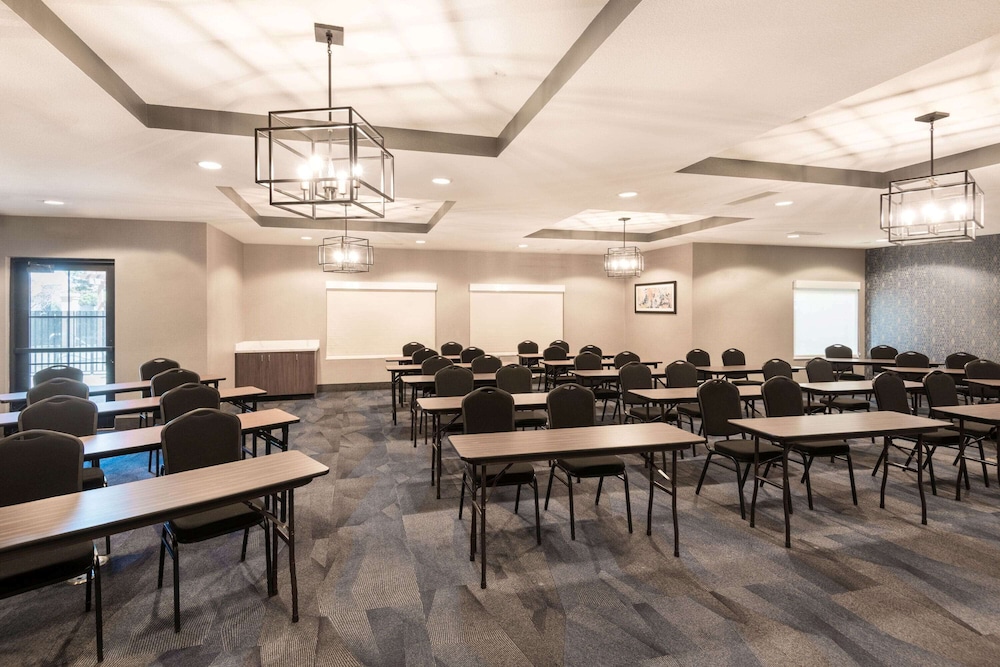 La Quinta Inn & Suites by Wyndham Las Vegas Airport South — Hotel building in Las Vegas, Nevada