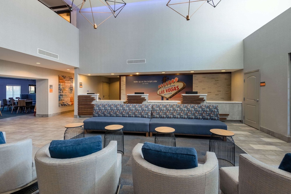La Quinta Inn & Suites by Wyndham Las Vegas Airport South — Hotel building in Las Vegas, Nevada