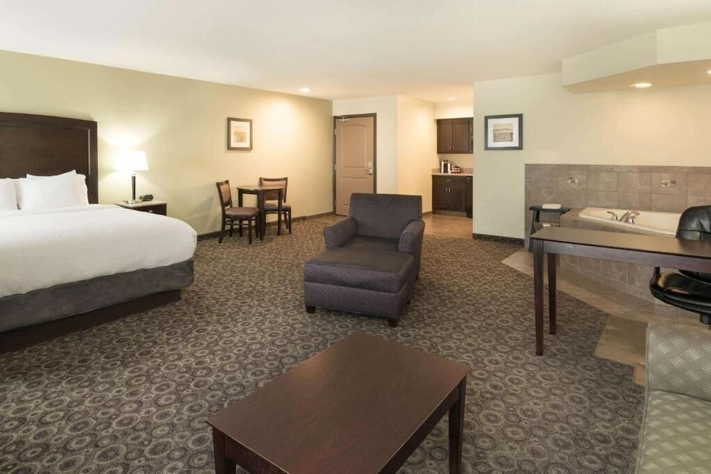 La Quinta Inn & Suites by Wyndham Las Vegas Airport South — Hotel rooms in Las Vegas, Nevada