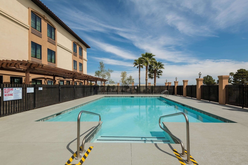 La Quinta Inn & Suites by Wyndham Las Vegas Airport South — Swimming pool in Las Vegas, Nevada