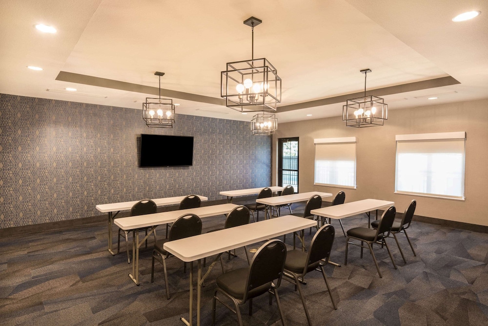 La Quinta Inn & Suites by Wyndham Las Vegas Airport South — Hotel building in Las Vegas, Nevada