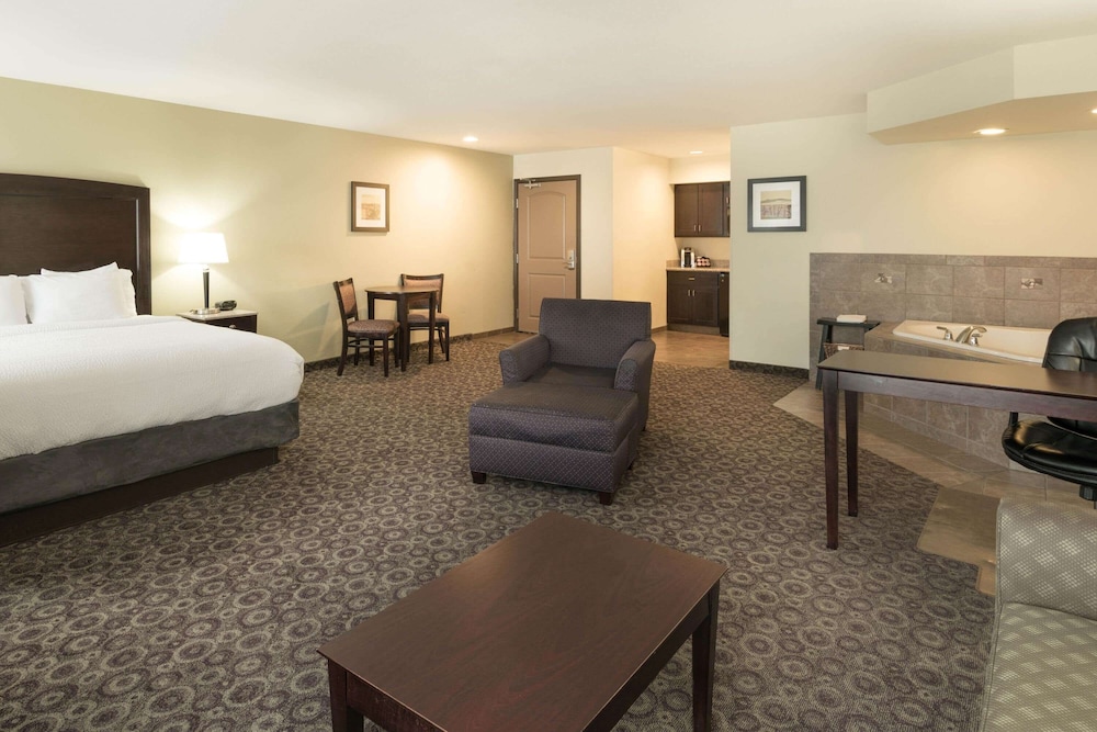 La Quinta Inn & Suites by Wyndham Las Vegas Airport South — Hotel rooms in Las Vegas, Nevada