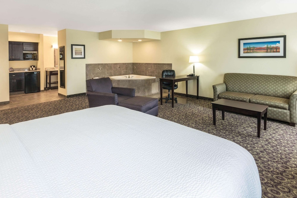 La Quinta Inn & Suites by Wyndham Las Vegas Airport South — Hotel rooms in Las Vegas, Nevada