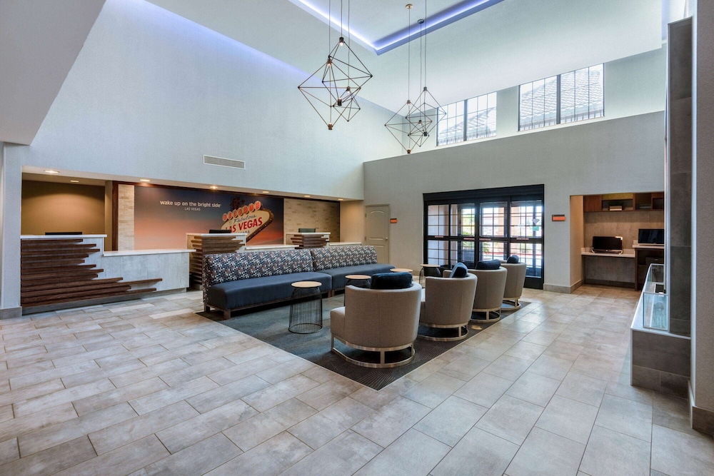 La Quinta Inn & Suites by Wyndham Las Vegas Airport South — Hotel building in Las Vegas, Nevada