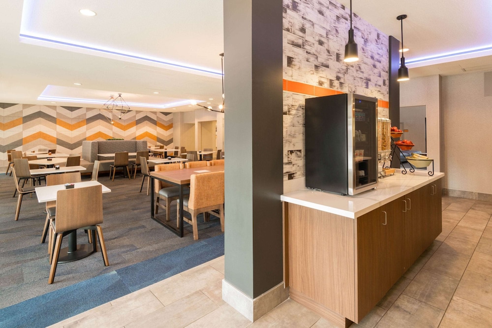 La Quinta Inn & Suites by Wyndham Las Vegas Airport South — Hotel rooms in Las Vegas, Nevada